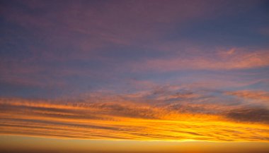 Güzel gün batımı dramatik fırtınalı kırmızı gökyüzünde 2021