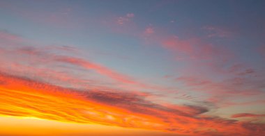 Güzel gün batımı dramatik fırtınalı kırmızı gökyüzünde 2021