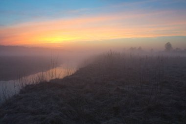 Nehir üzerinde sabah sisi Kızıl Şafak 2021