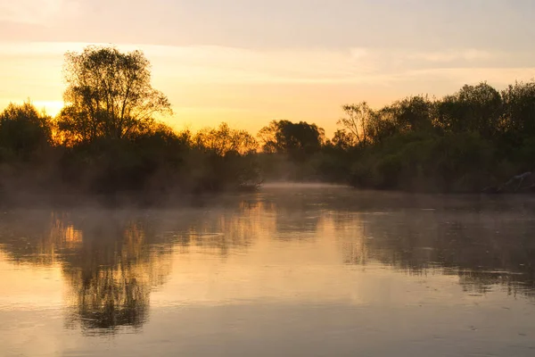 Kabut Pagi Atas Sungai Fajar Merah 2021 Stok Gambar Bebas Royalti