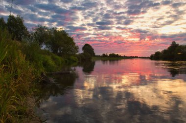 2021 nehrinin kıyısında güzel kırmızı pembe şafak