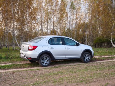 Gomel, BELARUS - 17 Ekim 2021 Toprak yolda gümüş araba