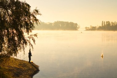 2021 'in sisli sabahında güneşli bir balıkçılık.