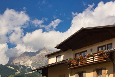 Belluno, İtalya - 17 Ağustos 2018: İtalya Dolomitleri 'nin dağlık kesimindeki tatil beldesi, Cortina d Ampezzo 2021