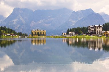 Belluno, İtalya - 17 Ağustos 2018: Misurina Gölü kıyısındaki tatil köyü - 2021 'in en yüksek dağlarından biri