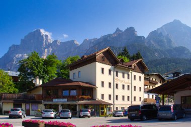 Belluno, İtalya - 17 Ağustos 2018: İtalya Dolomitleri 'nin dağlık kesimindeki tatil beldesi, Cortina d Ampezzo 2021