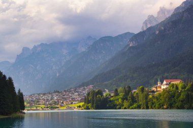 Belluno, İtalya - 17 Ağustos 2018: Alp tatil beldesi Cortina d Ampezzo 2021