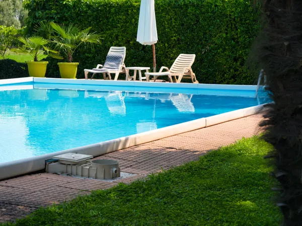 Piscina Verano Aire Libre Con Agua Azul Jardín 2021 Imagen De Stock