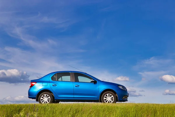 Gomel Belarus Juni 2016 Blauwe Auto Snelweg Tegen Achtergrond Van — Stockfoto