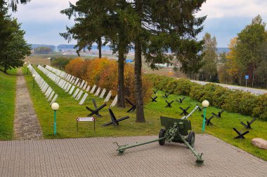 Minsk, Belarus - 8 Ekim 2016: Askeri teçhizatın açık havada tarihi sergilenmesi STALIN hattı 2021