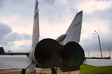 Minsk, Belarus - 8 Ekim 2016: Askeri teçhizatın açık havada tarihi sergilenmesi STALIN hattı 2021