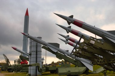 Minsk, Belarus - 8 Ekim 2016: Askeri teçhizatın açık havada tarihi sergilenmesi STALIN hattı 2021