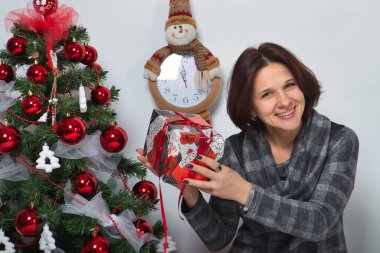 Genç aile yeni yıl ağacında hediyelerle 2021