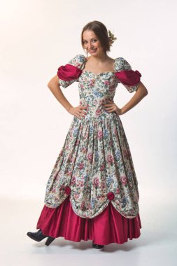 2021 'de beyaz arka planda uzun elbiseli kibar bir kız.