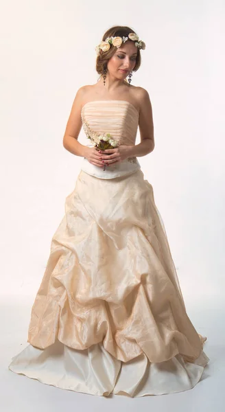 ヘアスタイル2021のウェディングドレスを着た優しい女の子の花嫁 — ストック写真