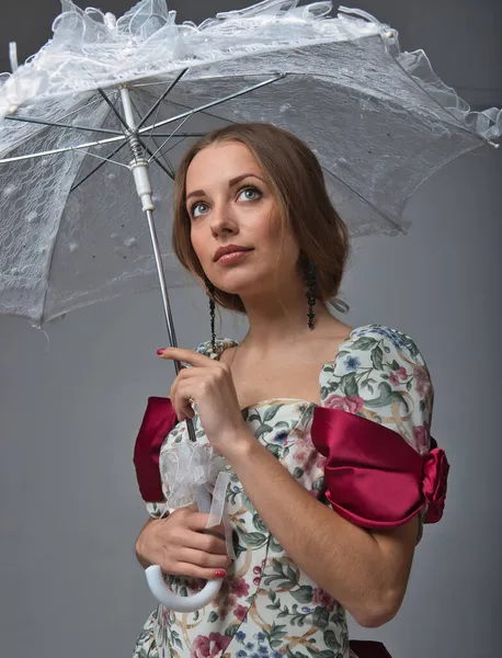 2021年の灰色の背景に太陽からの傘を持つ優しい女の子 — ストック写真