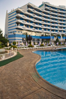 Nessebar, Bulgaristan - 13 Haziran 2016: 2021 avlusunda dinlenme alanı ve yüzme havuzu bulunan otel