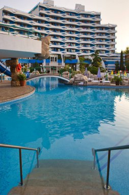 Nessebar, Bulgaristan - 13 Haziran 2016: 2021 avlusunda dinlenme alanı ve yüzme havuzu bulunan otel