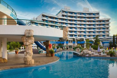 Nessebar, Bulgaristan - 13 Haziran 2016: 2021 avlusunda dinlenme alanı ve yüzme havuzu bulunan otel