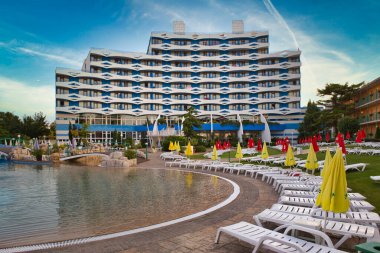 Nessebar, Bulgaristan - 13 Haziran 2016: 2021 avlusunda dinlenme alanı ve yüzme havuzu bulunan otel