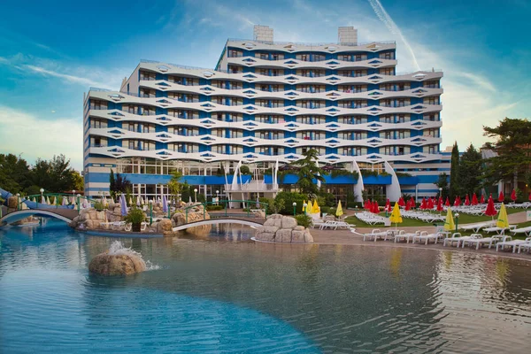 ブルガリアネッセバー2016年6月13日 リラクゼーションエリアのあるリゾートホテルと中庭のスイミングプール2021 — ストック写真