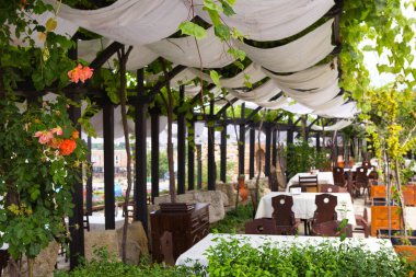 Nessebar, Bulgaristan - 13 Haziran 2016: Eski kasaba sokak kafe tasarımı 2021