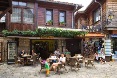 Nessebar, Bulgaristan - 13 Haziran 2016: Eski kasaba sokak kafe tasarımı 2021