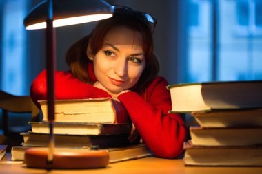 Kütüphanedeki sakin atmosfer loş ışık kişisel lamba 2021