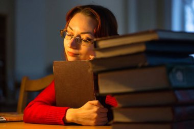 Kütüphanedeki sakin atmosfer loş ışık kişisel lamba 2021