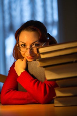 Kütüphanedeki sakin atmosfer loş ışık kişisel lamba 2021