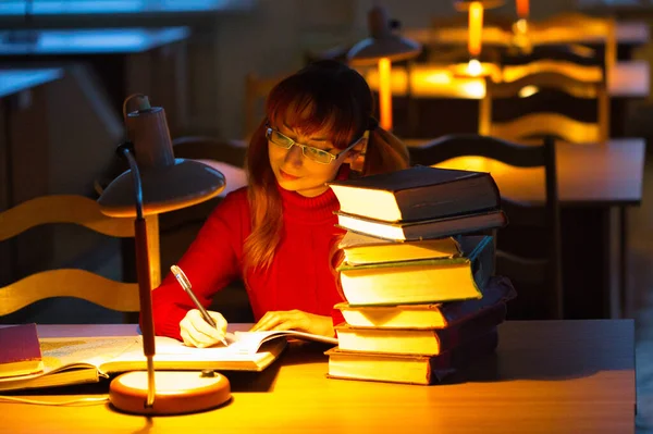 Calma Atmosfera Calma Biblioteca Luz Fraca Lâmpada Pessoal 2021 — Fotografia de Stock