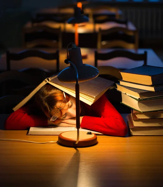 Lugn Atmosfär Biblioteket Svagt Ljus Personlig Lampa 2021 — Stockfoto