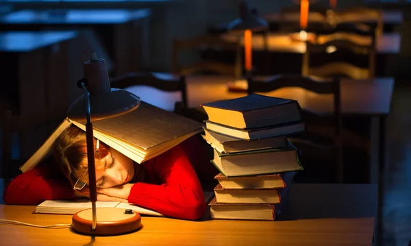 Тиха Спокійна Атмосфера Бібліотеці Тьмяне Світло Особиста Лампа 2021 — стокове фото