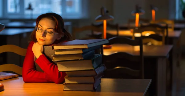 図書館の静かな雰囲気薄明かり個人灯2021 — ストック写真