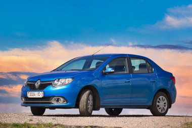 Gomel, Beyaz Rusya - 16 Nisan 2017: bulutlu gökyüzü güzel mavi araba.