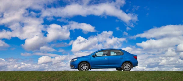 Gomel Bélaro Abril 2017 Hermoso Coche Azul Contra Cielo Con Imagen de stock