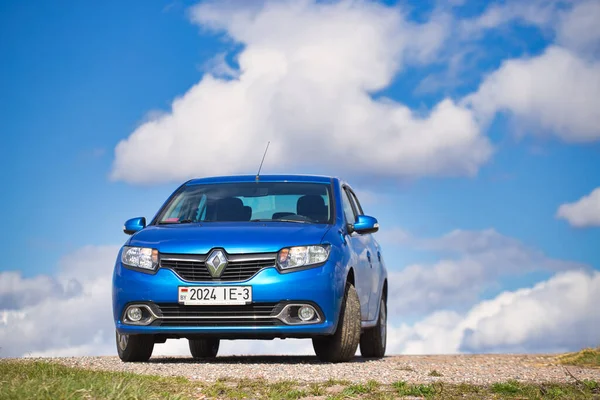 Gomel Bélaro Abril 2017 Hermoso Coche Azul Contra Cielo Con Imagen de archivo