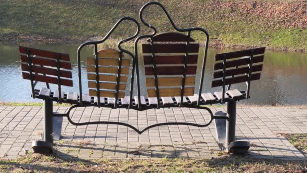 阳光下情人的艺术长椅 — 图库视频影像