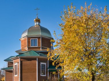 GOMEL, BELARUS - 7 Kasım 2021: 2021 'de St. Archangel Michael Kilisesi parkta