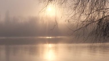 Kasım 2021 'de gün batımında teknede bir balıkçı.