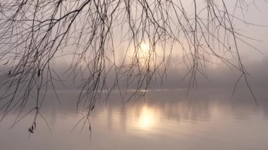 Kasım 2021 'de gün batımında teknede bir balıkçı.