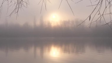 Kasım 2021 'de gün batımında teknede bir balıkçı.