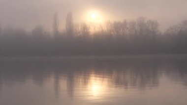 Kasım 2021 'de gün batımında teknede bir balıkçı.