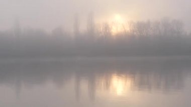 Kasım 2021 'de gün batımında teknede bir balıkçı.