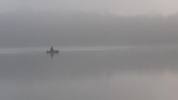 Nebbia Sul Fiume Pescatore Barca Tramonto Nel Mese Novembre — Video Stock