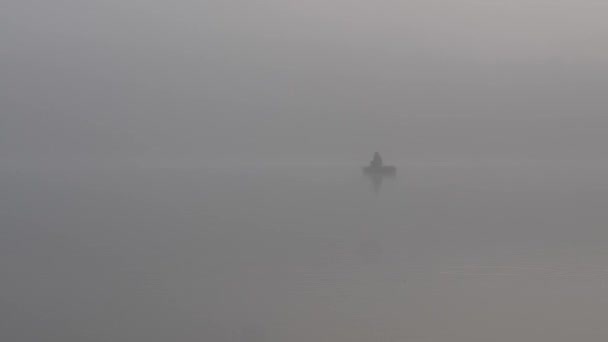 Nebbia Sul Fiume Pescatore Barca Tramonto Nel Mese Novembre — Video Stock