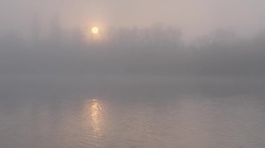 Kasım 'da gün batımında teknede bir balıkçı.