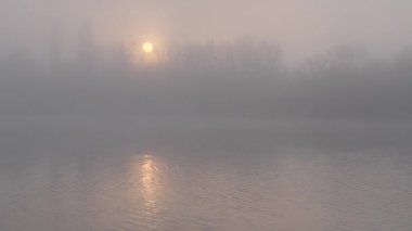Kasım 'da gün batımında teknede bir balıkçı.