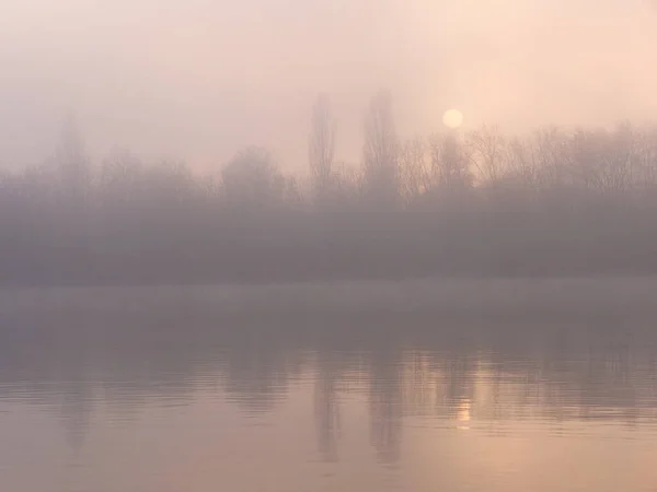 2021年11月の日没に川の上に霧が立ち — ストック写真