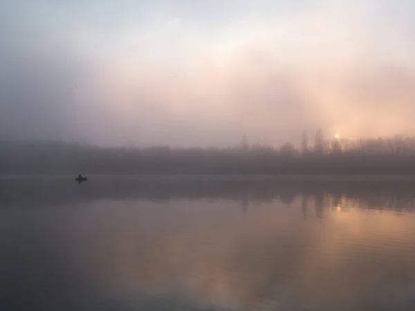 Brouillard Sur Rivière Pêcheur Dans Bateau Coucher Soleil Novembre 2021 — Photo